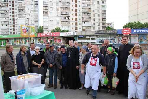 Київ: Нунцій Клаудіо Ґуджеротті, особисто підтримав потребуючих.(ФОТО) Київ: Нунцій Клаудіо Ґуджеротті, особисто підтримав потребуючих.(ФОТО)